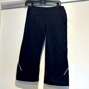 Athleta cropped workout pants in black. Size S